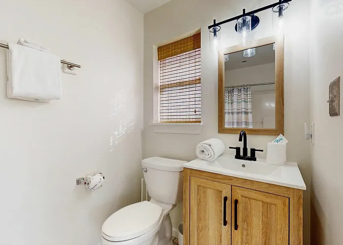 Holiday home Spacious Private With Patio Balconies Close To Beaches *