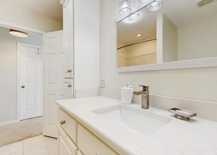 Spacious Private With Patio Balconies Close To Beaches *