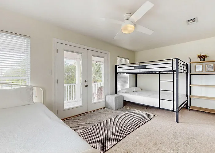 Holiday home Spacious Private With Patio Balconies Close To Beaches