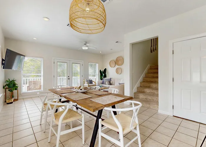 Holiday home Spacious Private With Patio Balconies Close To Beaches